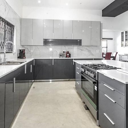 Private Modern 10 Bdrm Home Tucked Away In Sandton Johannesburg Exteriér fotografie