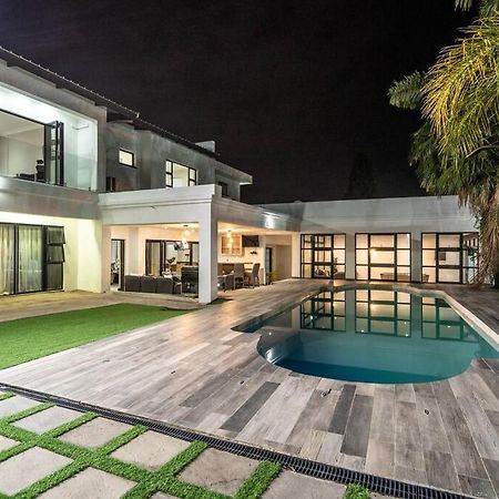Private Modern 10 Bdrm Home Tucked Away In Sandton Johannesburg Exteriér fotografie