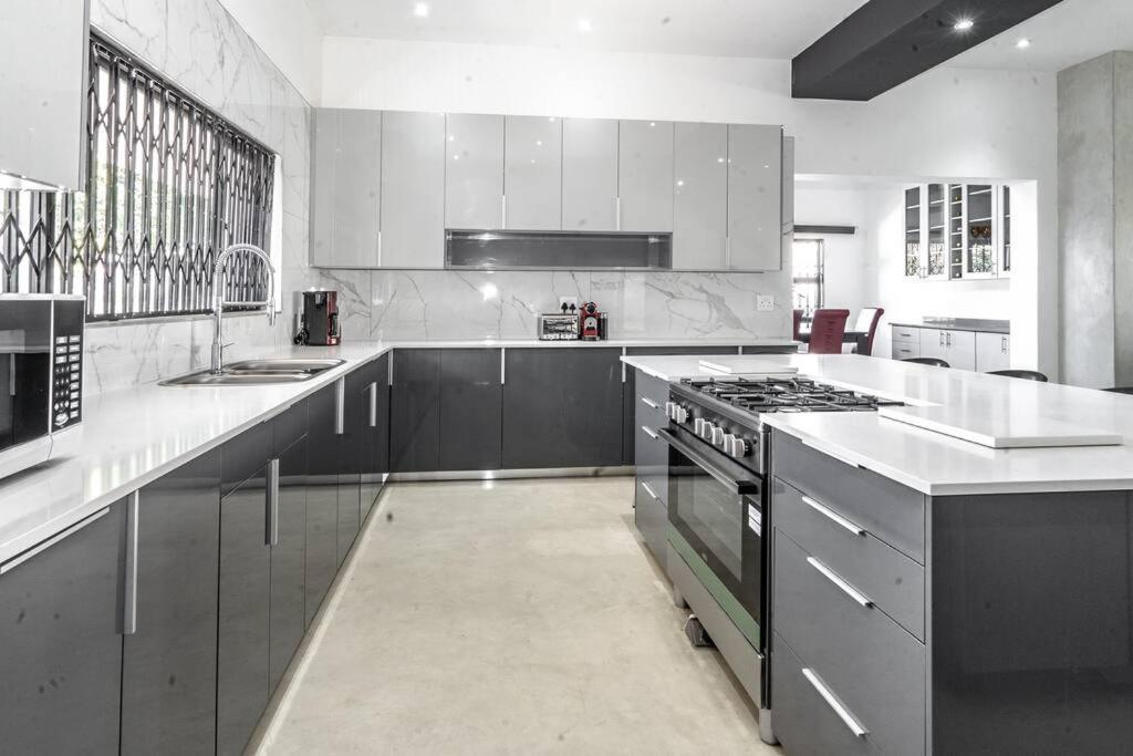 Private Modern 10 Bdrm Home Tucked Away In Sandton Johannesburg Exteriér fotografie