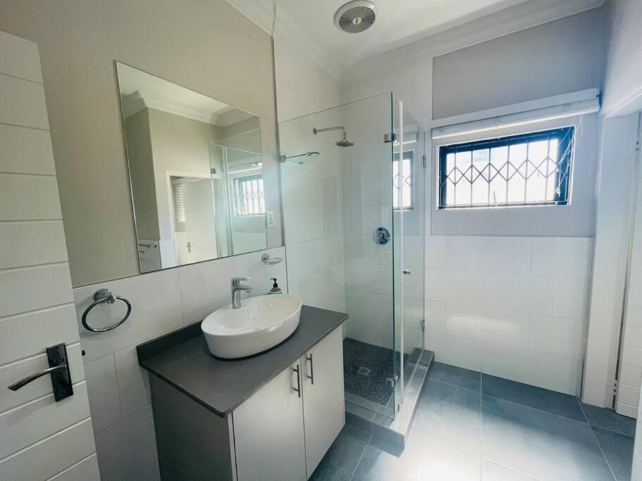 Private Modern 10 Bdrm Home Tucked Away In Sandton Johannesburg Exteriér fotografie