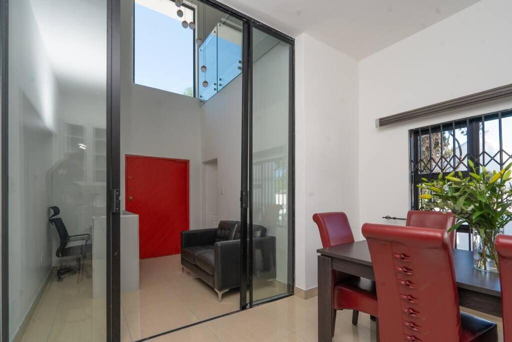 Private Modern 10 Bdrm Home Tucked Away In Sandton Johannesburg Exteriér fotografie