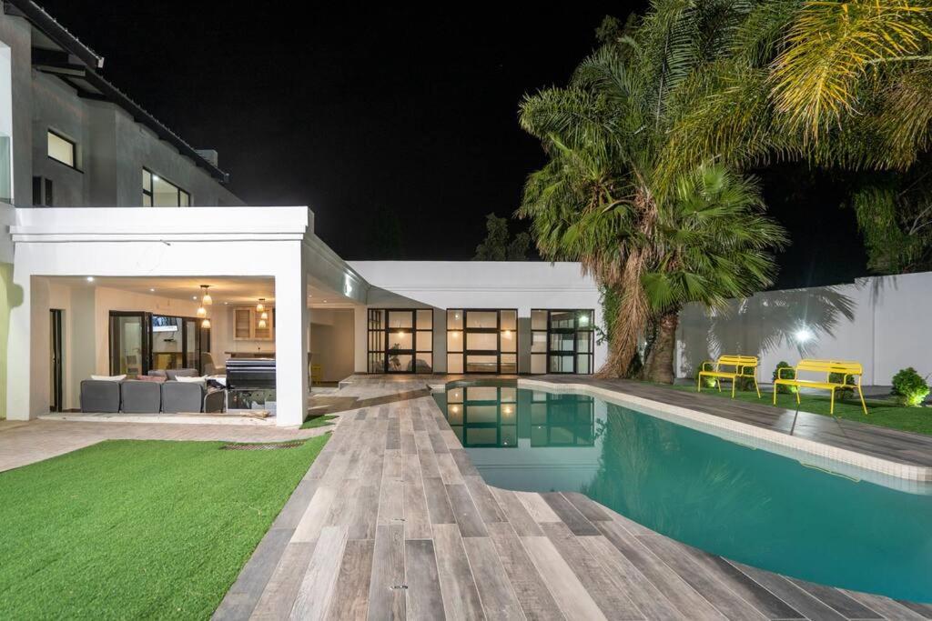Private Modern 10 Bdrm Home Tucked Away In Sandton Johannesburg Exteriér fotografie