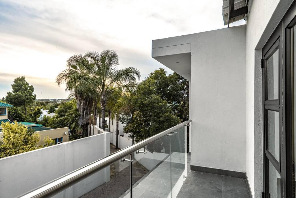 Private Modern 10 Bdrm Home Tucked Away In Sandton Johannesburg Exteriér fotografie