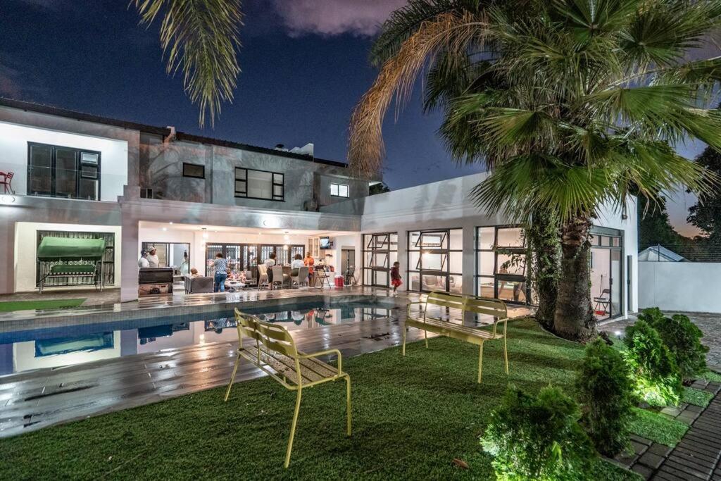 Private Modern 10 Bdrm Home Tucked Away In Sandton Johannesburg Exteriér fotografie