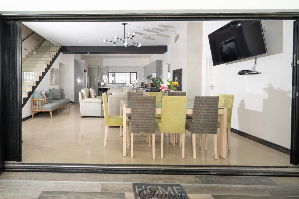 Private Modern 10 Bdrm Home Tucked Away In Sandton Johannesburg Exteriér fotografie