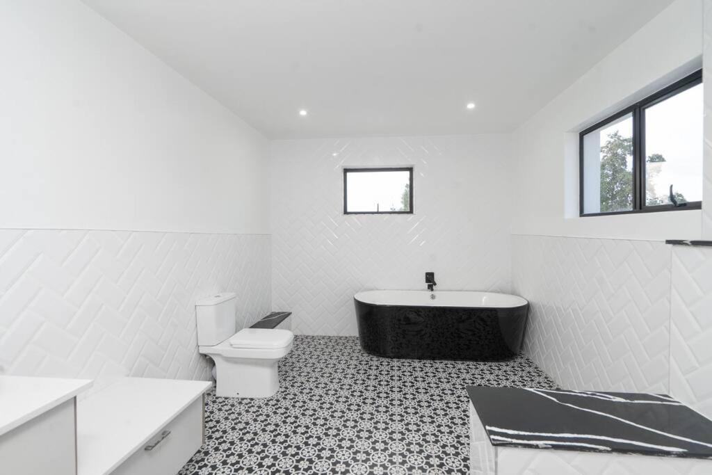 Private Modern 10 Bdrm Home Tucked Away In Sandton Johannesburg Exteriér fotografie