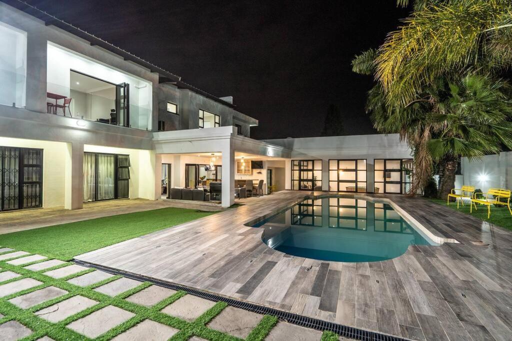 Private Modern 10 Bdrm Home Tucked Away In Sandton Johannesburg Exteriér fotografie