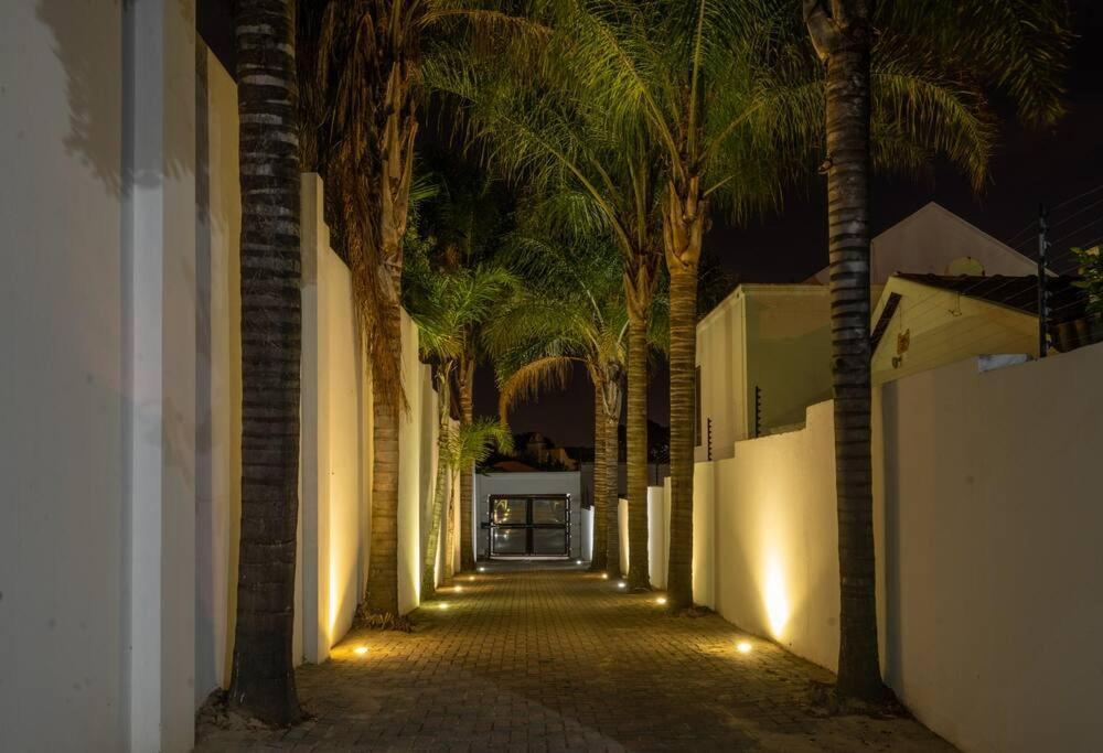 Private Modern 10 Bdrm Home Tucked Away In Sandton Johannesburg Exteriér fotografie