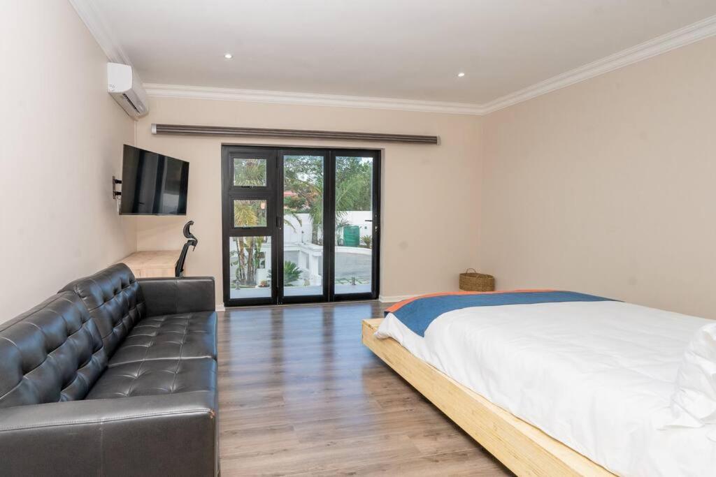 Private Modern 10 Bdrm Home Tucked Away In Sandton Johannesburg Exteriér fotografie